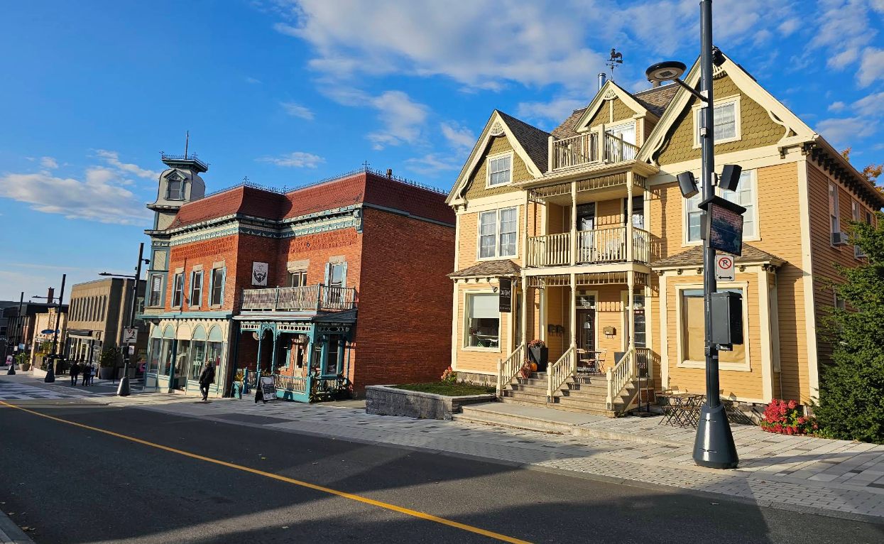 La maison victorienne de Caféine & co et sa galerie blanche, sur la rue Principale à Granby, par un après-midi ensoleillé
