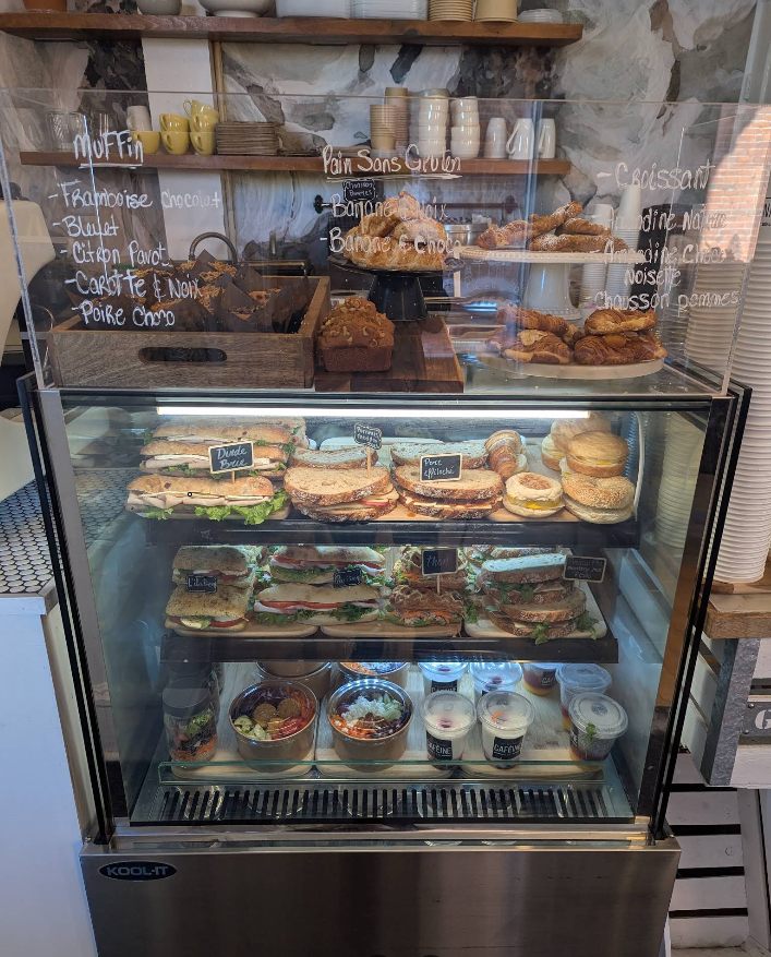 Le comptoir réfrigéré garni de sandwichs, de salades et de soupes, sous les muffins et croissants
